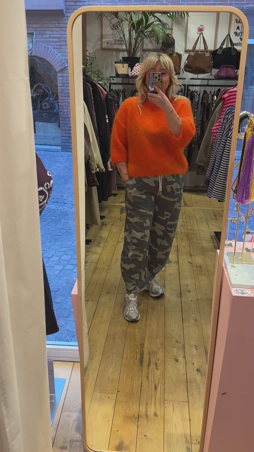 Pull Bestie corail — vidéo portée sans son