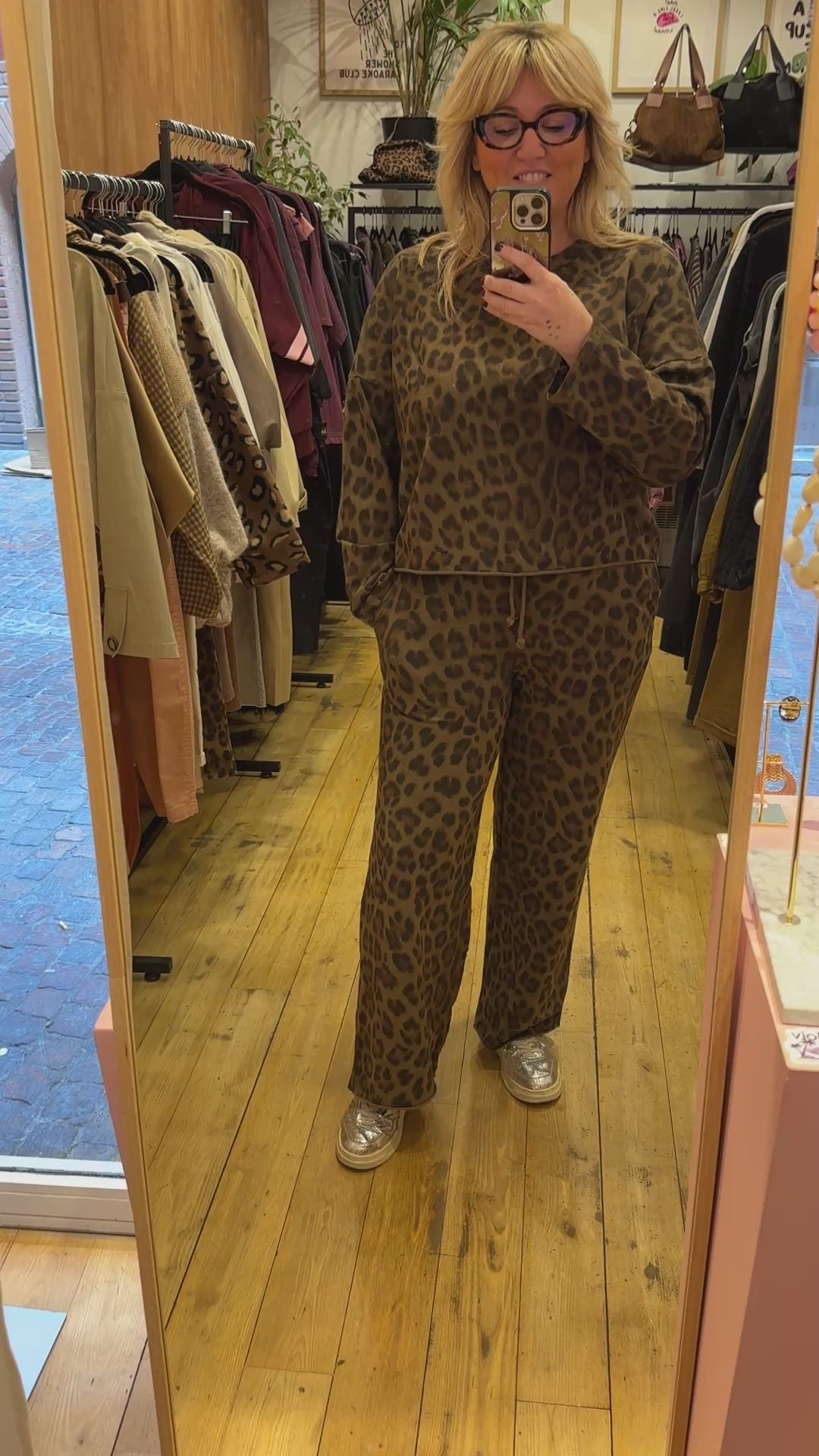 Essayage de l’ensemble Sweat Léo et Jog Léo — sans son