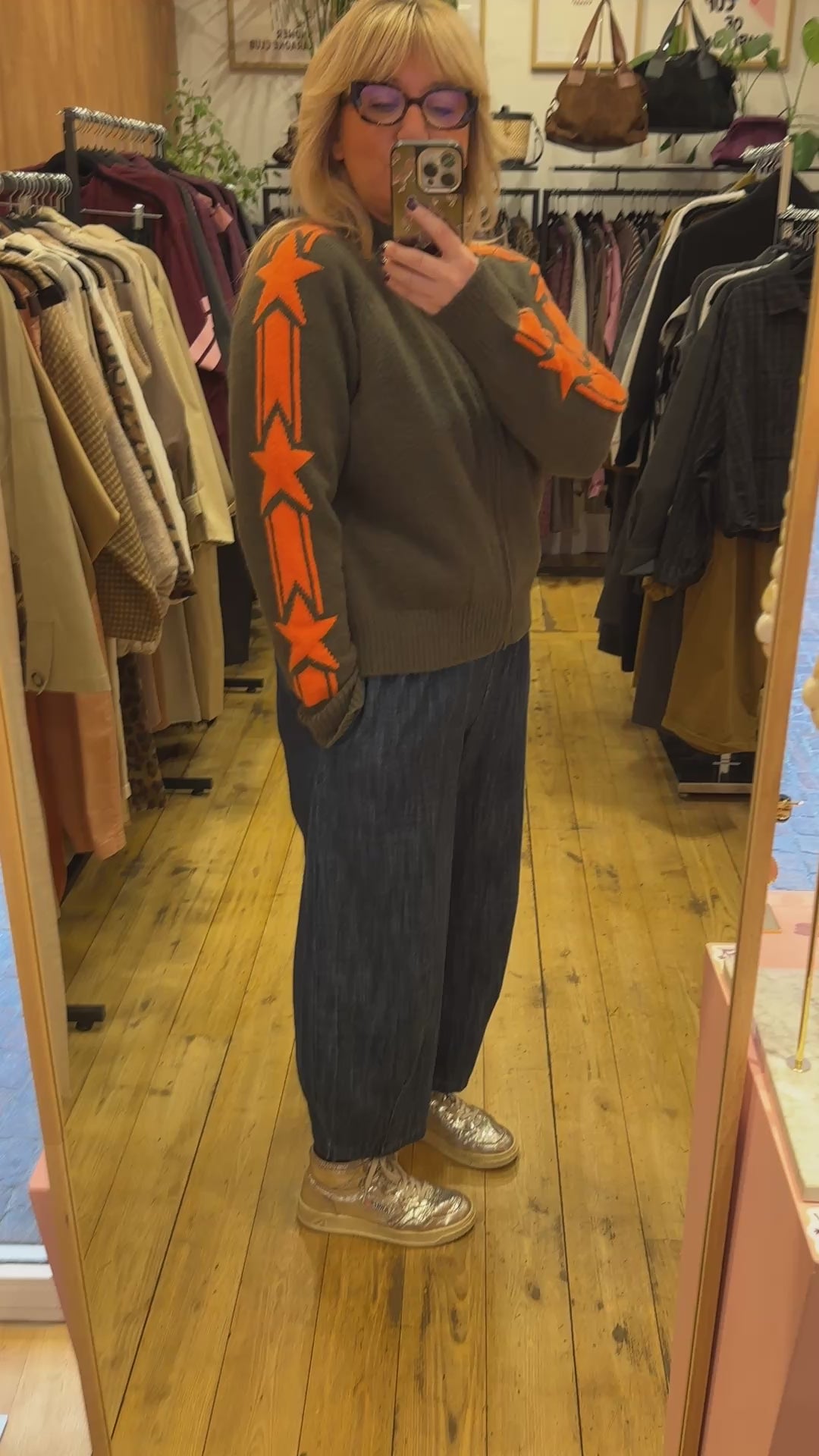 Essayage du cardigan Stella avec le pantalon Magic barrel denim — sans son