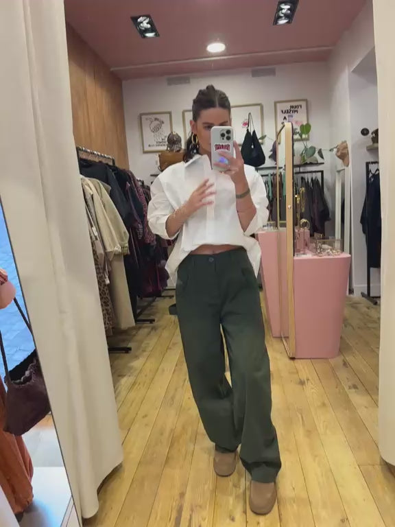Pantalon Montréal kaki — essayage en boutique avec une chemise blanche