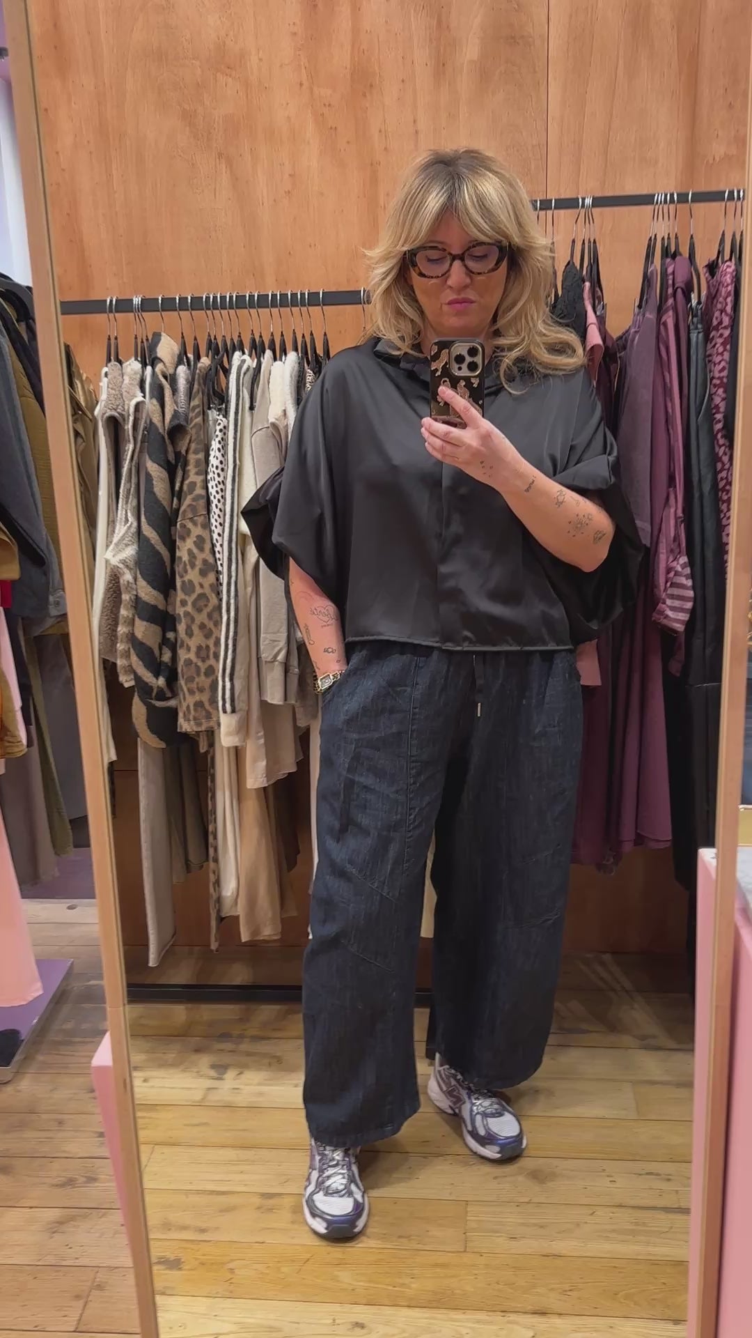 Chemise Lana noire et pantalon Jacob — essayage en boutique