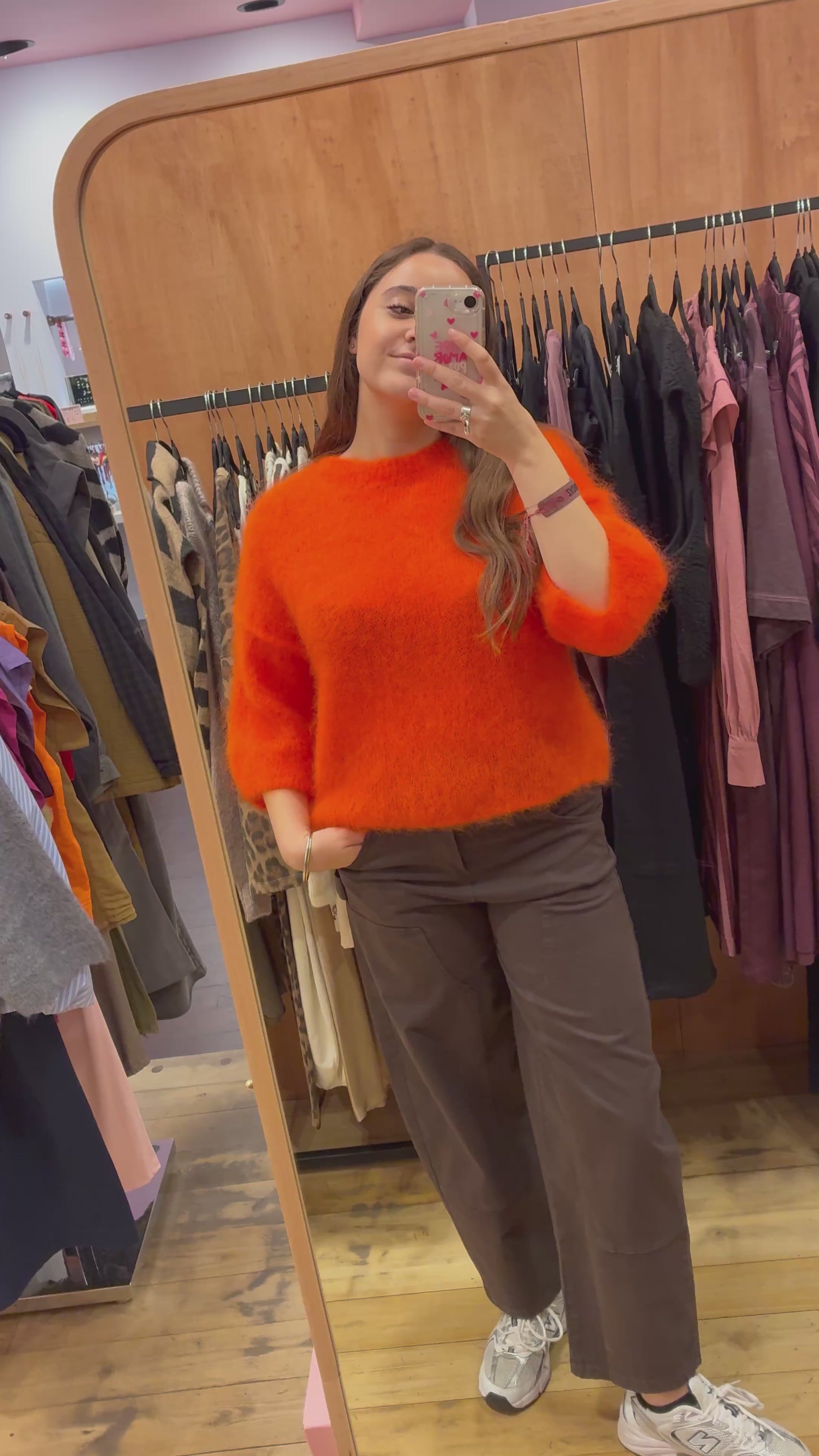 Pull Billie orange — essayage en boutique