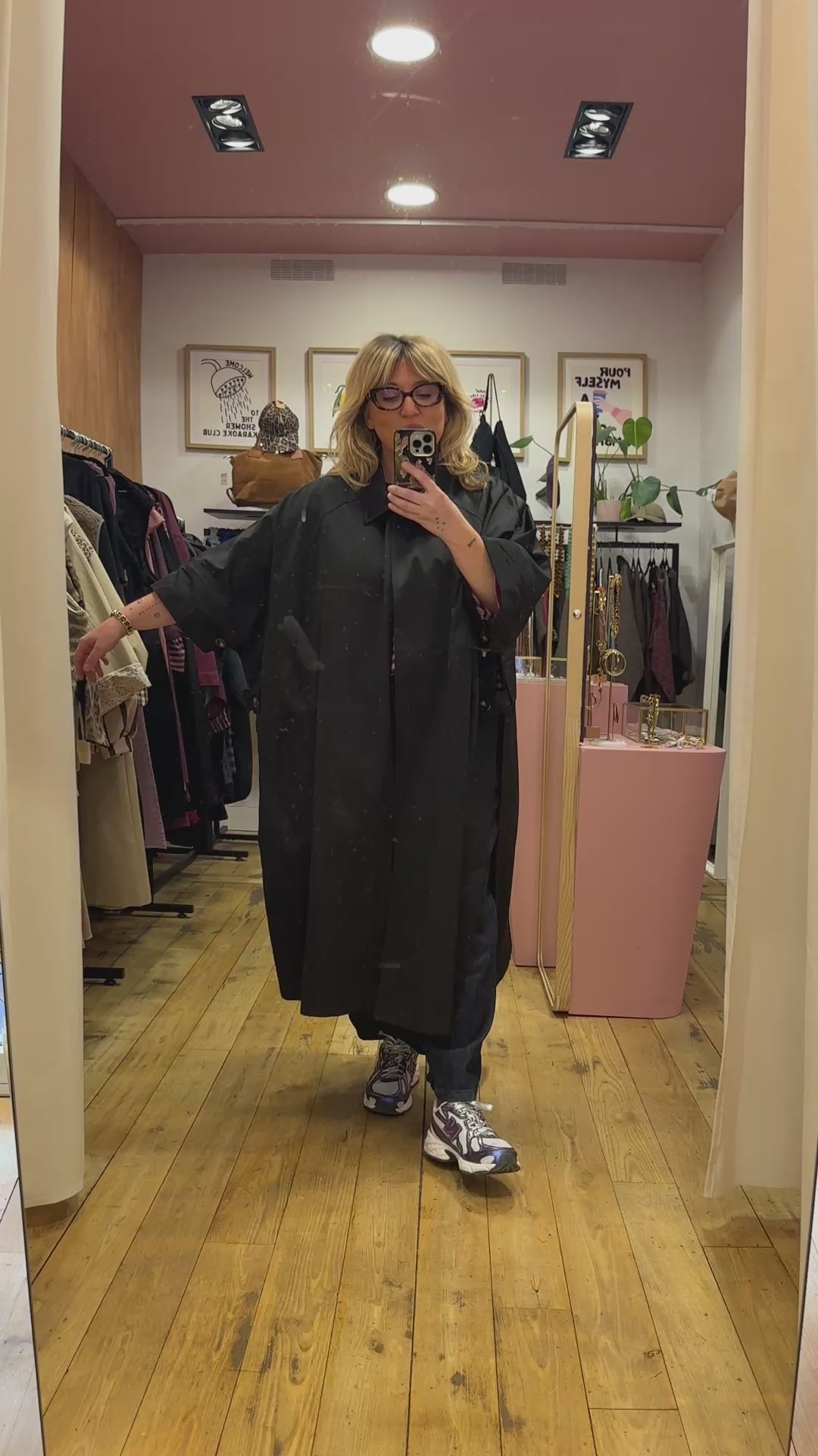 Trench Adam noir — essayage en boutique