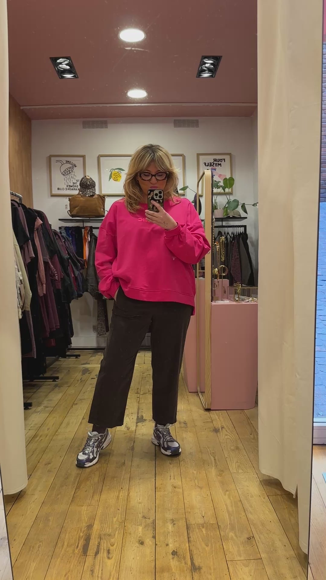Sweat Flavie fuchsia — essayage en boutique