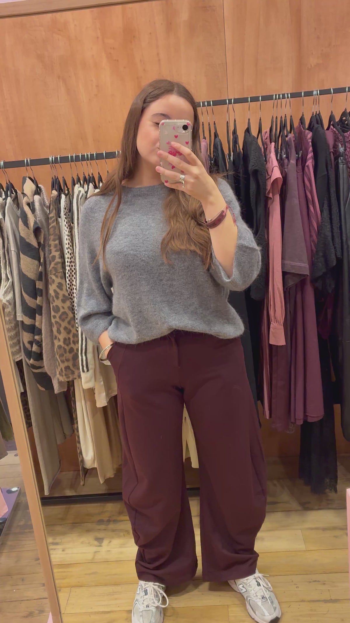 Pull Paco gris et pantalon Taylor bordeaux — essayage en boutique
