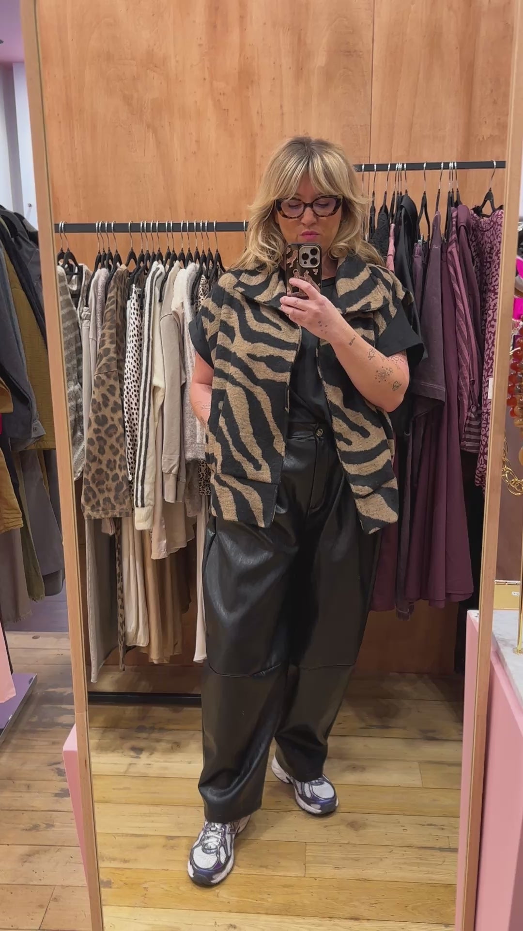 Gilet Apolline camel et pantalon Sandrine noir — essayage en boutique