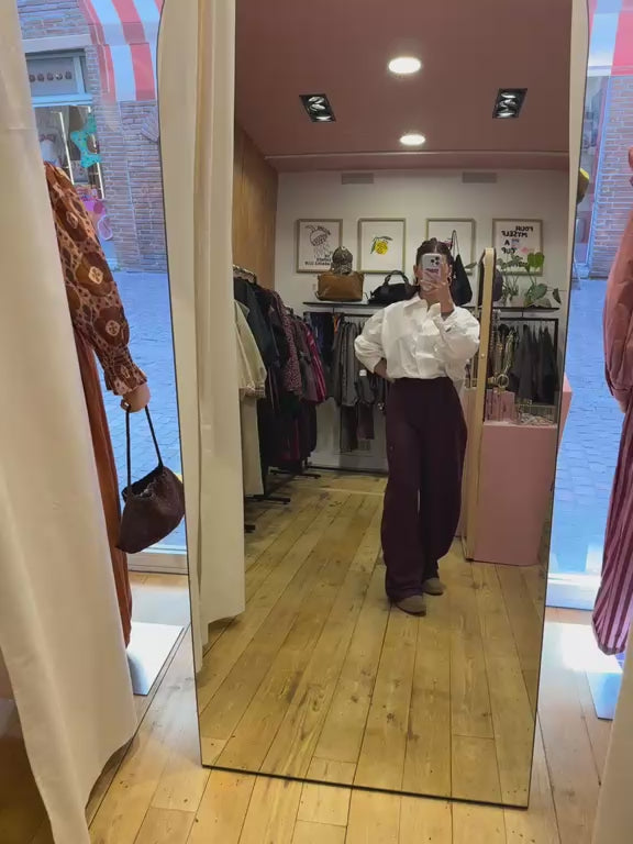Pantalon Taylor bordeaux — essayage en boutique avec une chemise blanche