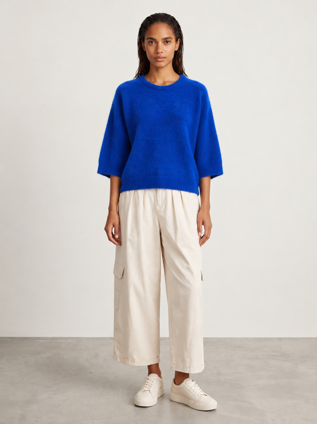 Pull Bestie Bleu elettrico porté de face avec le pantalon Auguste cargo écru antique