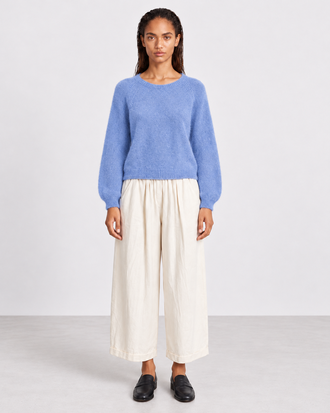 Pull Bobby — Ciel — porté de face avec Pantalon Auguste écru