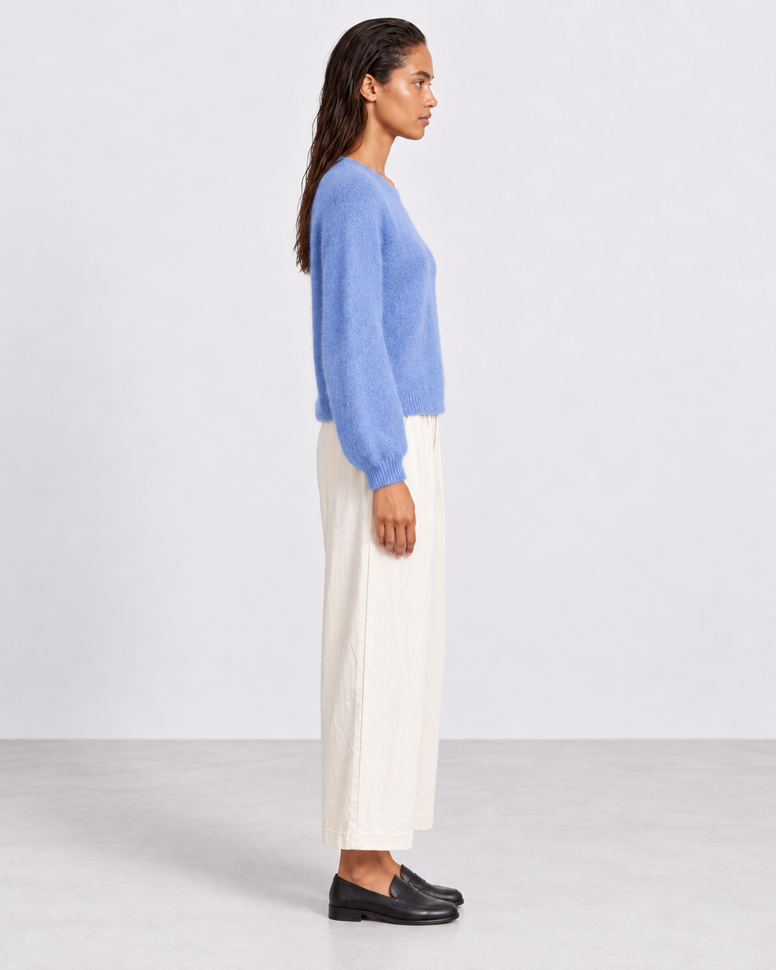 Pull Bobby — Ciel — porté de profil avec Pantalon Auguste écru