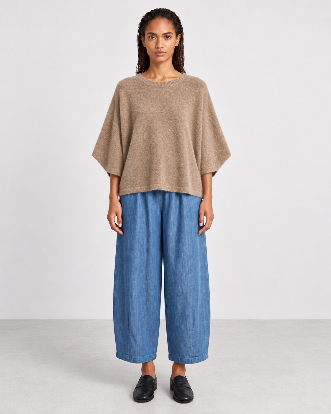 Pull Lise — Tourterelle — porté de face avec Pantalon Magic barrel denim medium