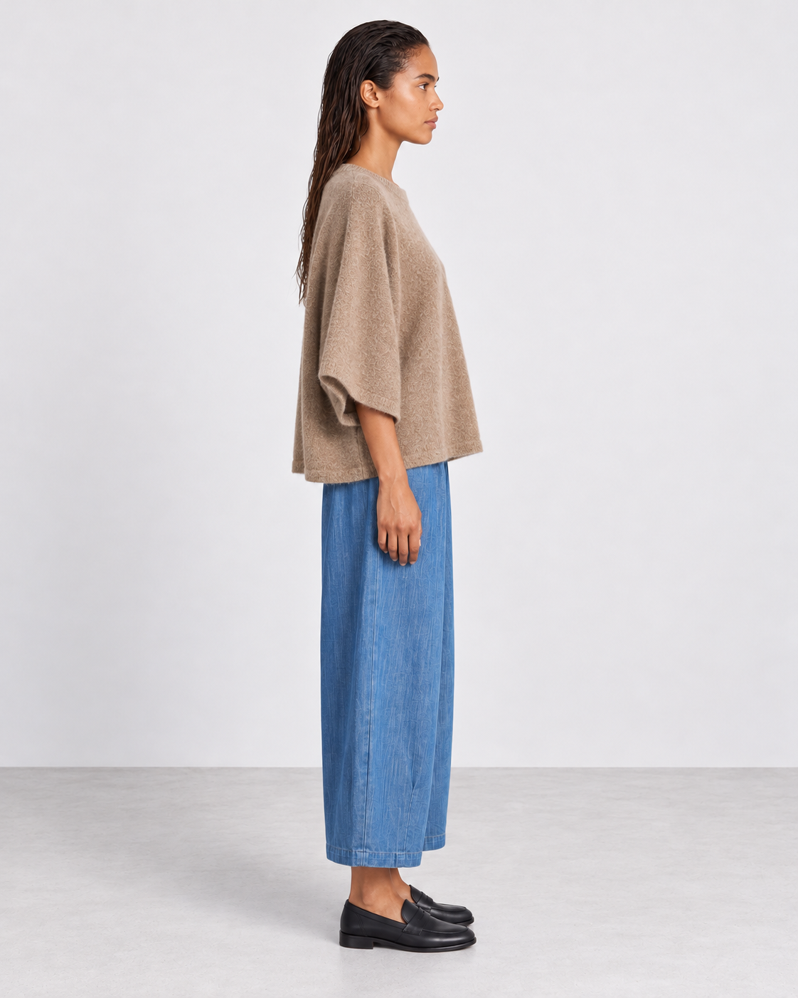 Pull Lise — Tourterelle — porté de profil avec Pantalon Magic barrel denim medium