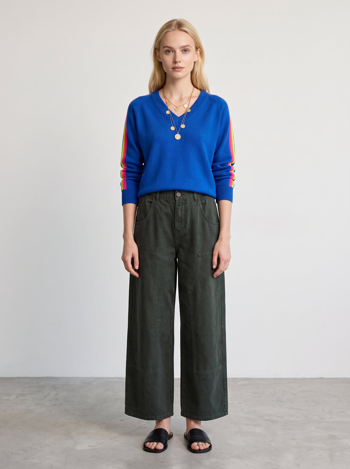Pull rainbow col V bleu électrique — porté de face