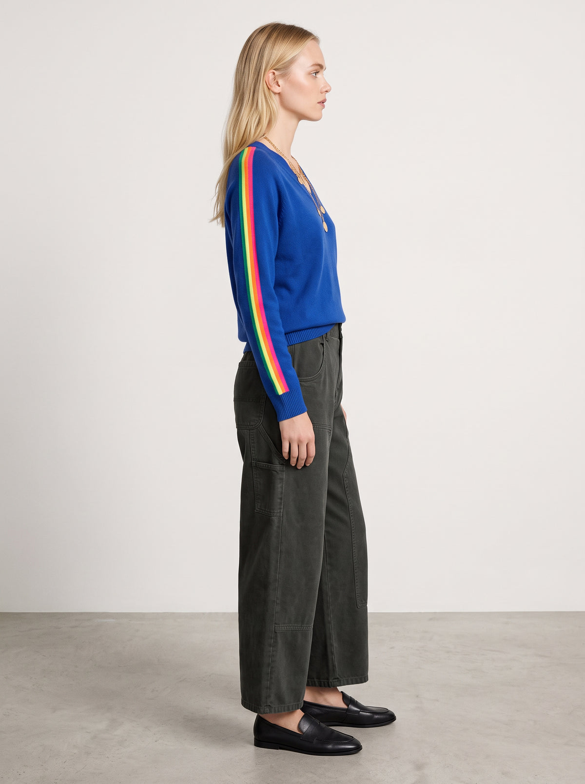 Pull rainbow col V bleu électrique — porté de profil