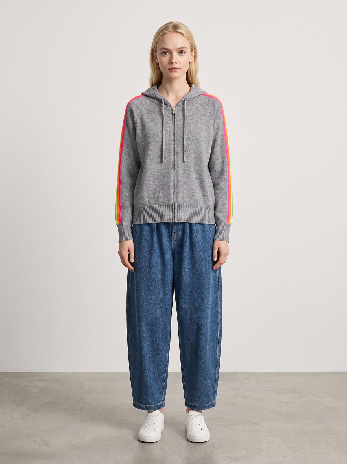 Gilet Rainbow gris — porté de face avec un jean