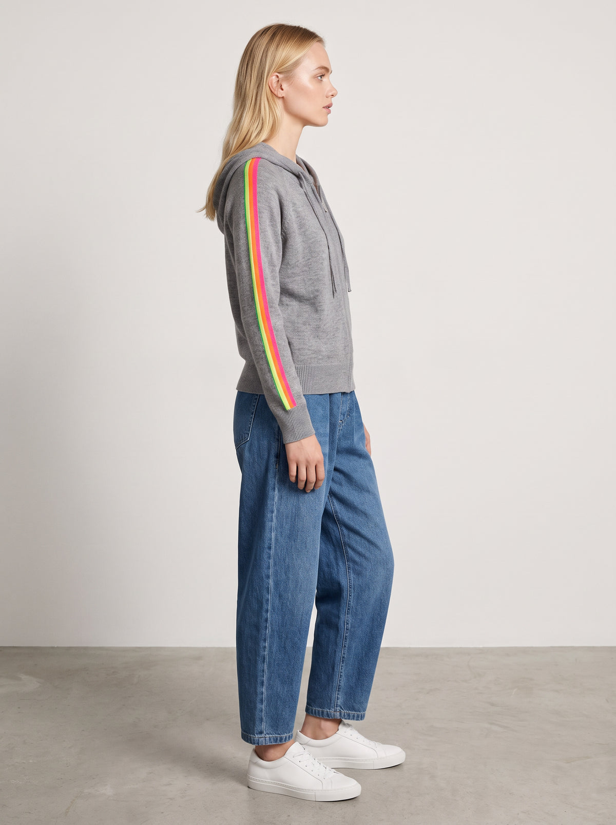 Gilet Rainbow gris — porté de profil avec un jean