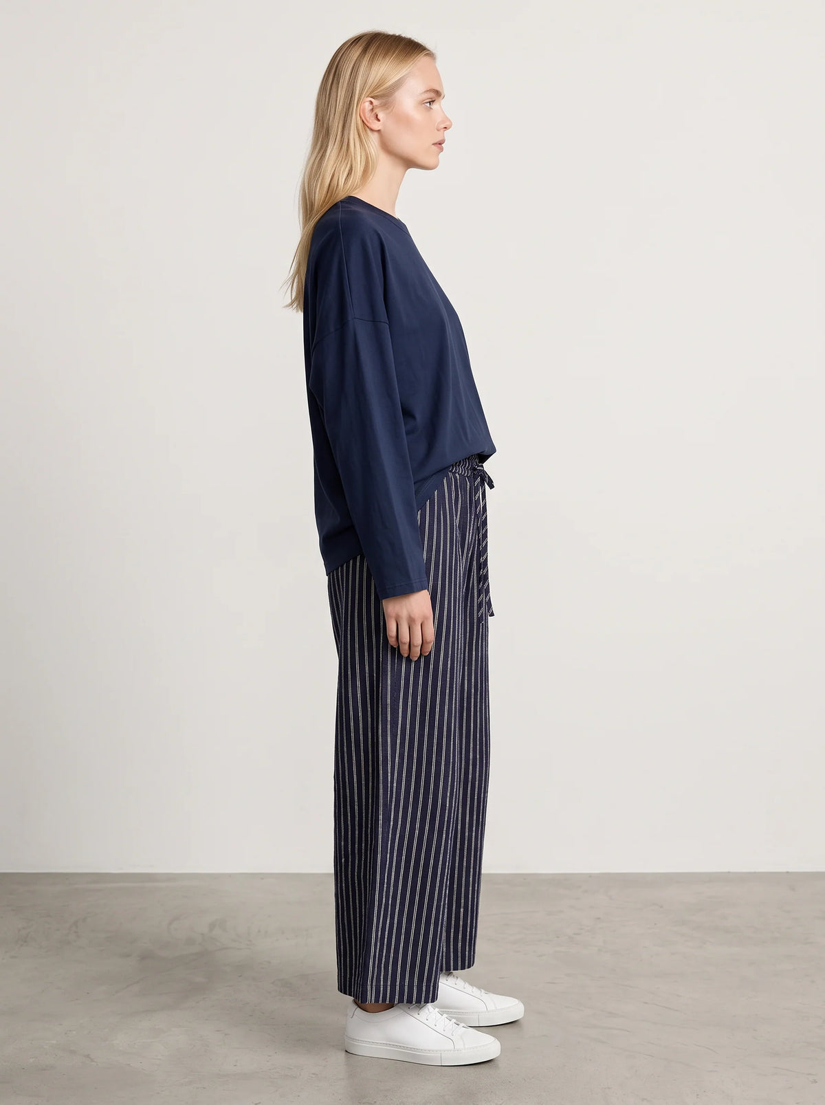 Pantalon Allure laine marine notte porté, vue de profil