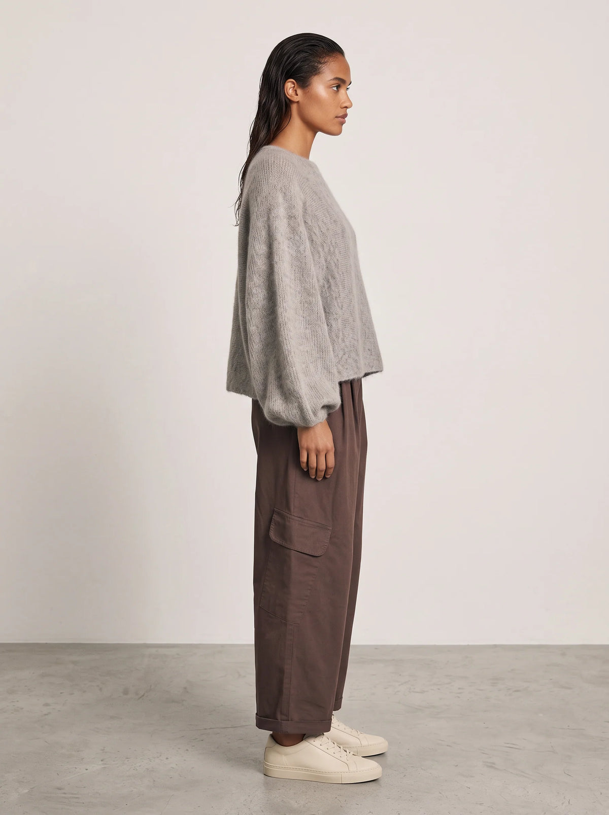 Pull Wind taupe fango porté, vue de profil