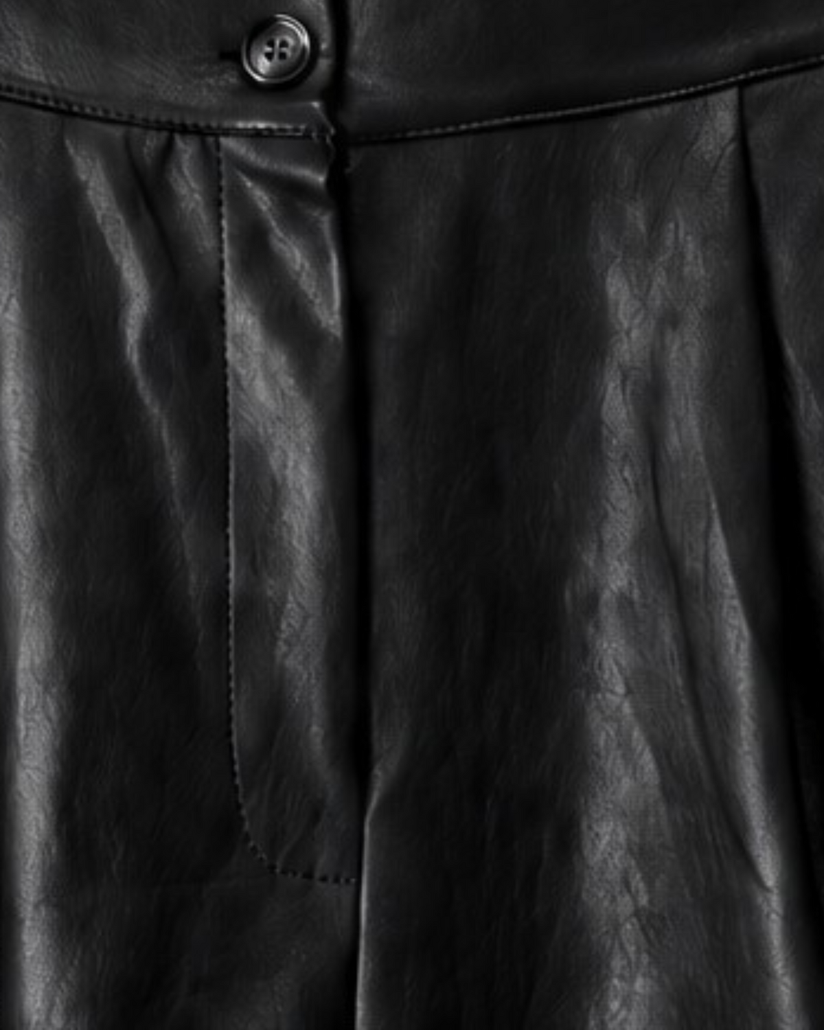 Détail de la taille, des plis et de la matière du pantalon Sandrine noir