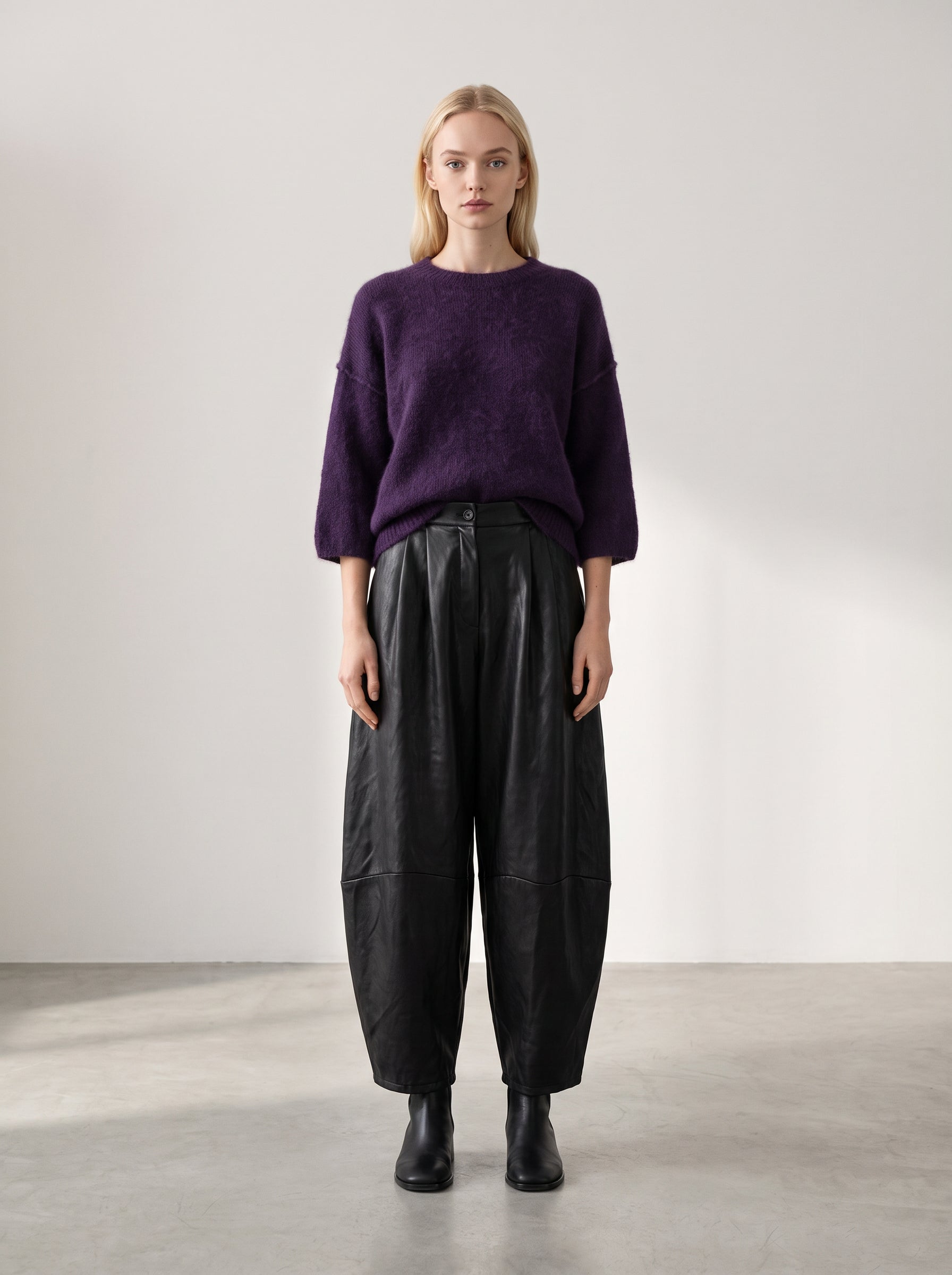 Pantalon Sandrine noir porté de face avec le pull Billie violet