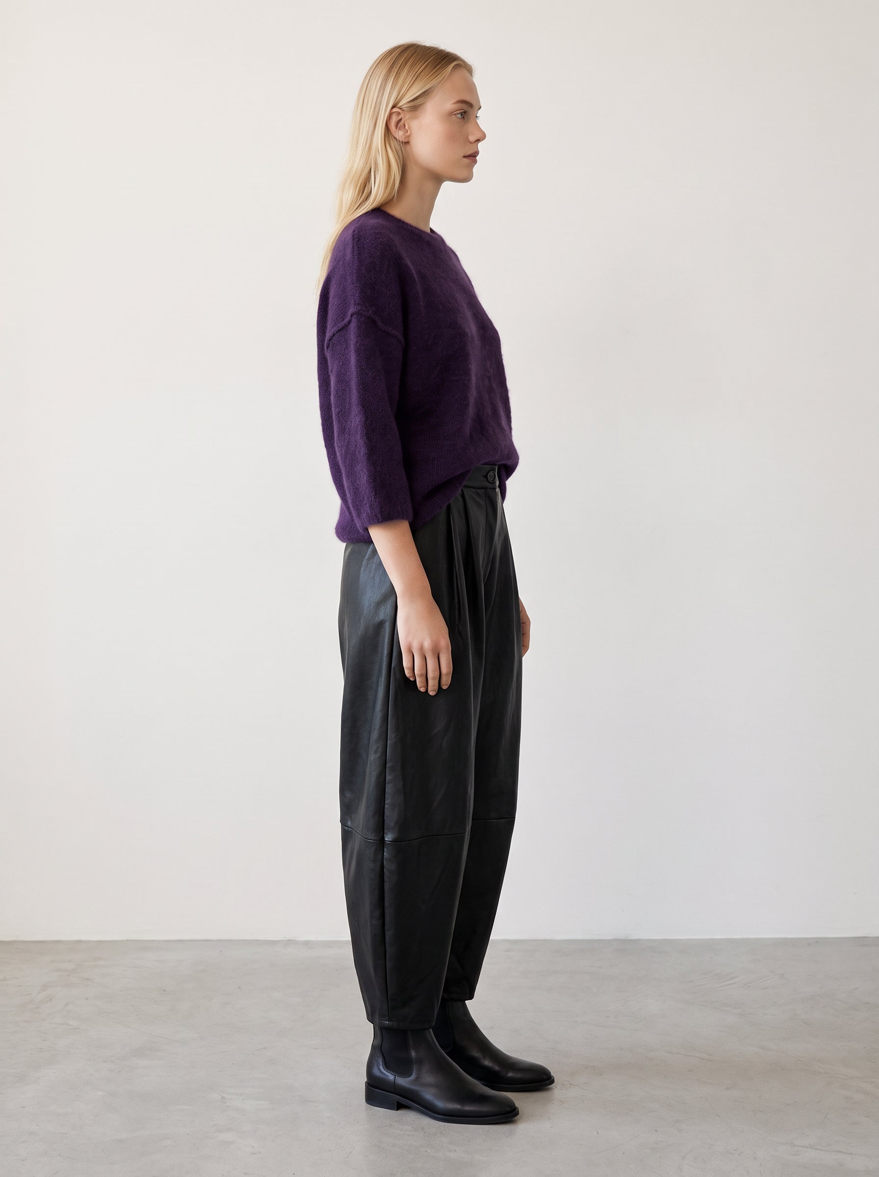 Pantalon Sandrine noir porté de profil avec le pull Billie violet