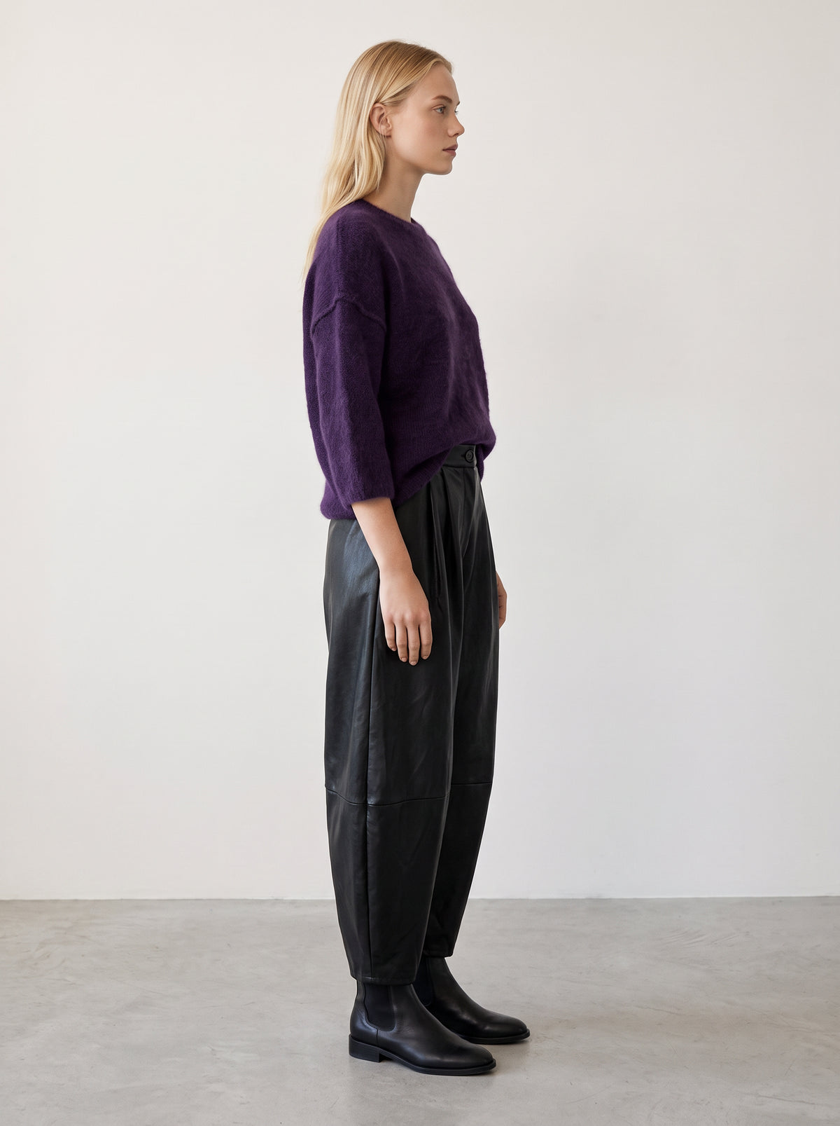 Pantalon Sandrine noir porté de profil avec le pull Billie violet