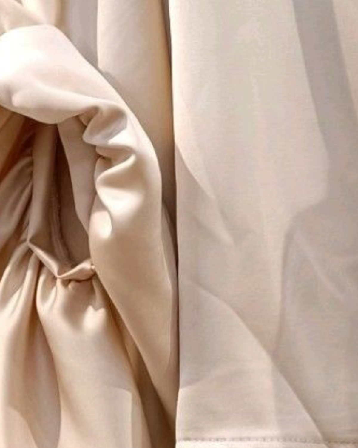 Blouse Santa beige — détail de la manche satinée