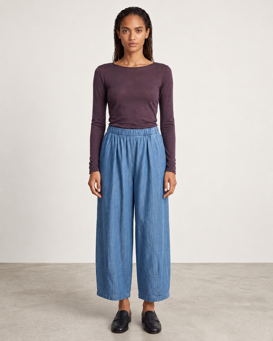 Seconde peau basic Acaï porté de face avec le pantalon Magic barrel denim medium