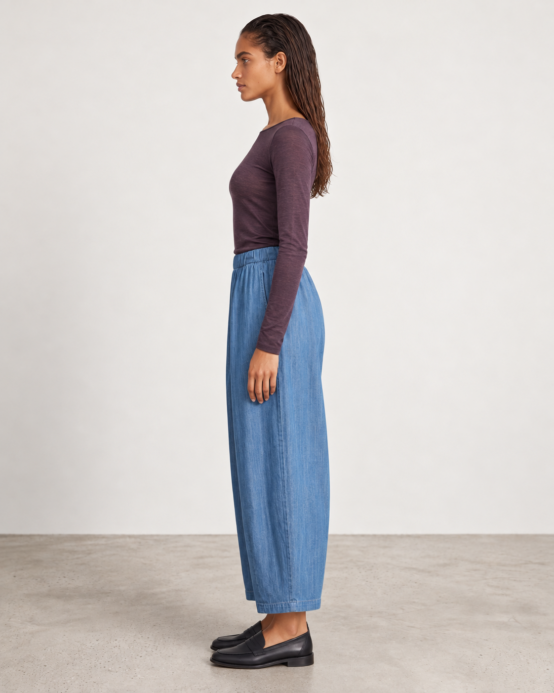 Seconde peau basic Acaï porté de profil avec le pantalon Magic barrel denim medium