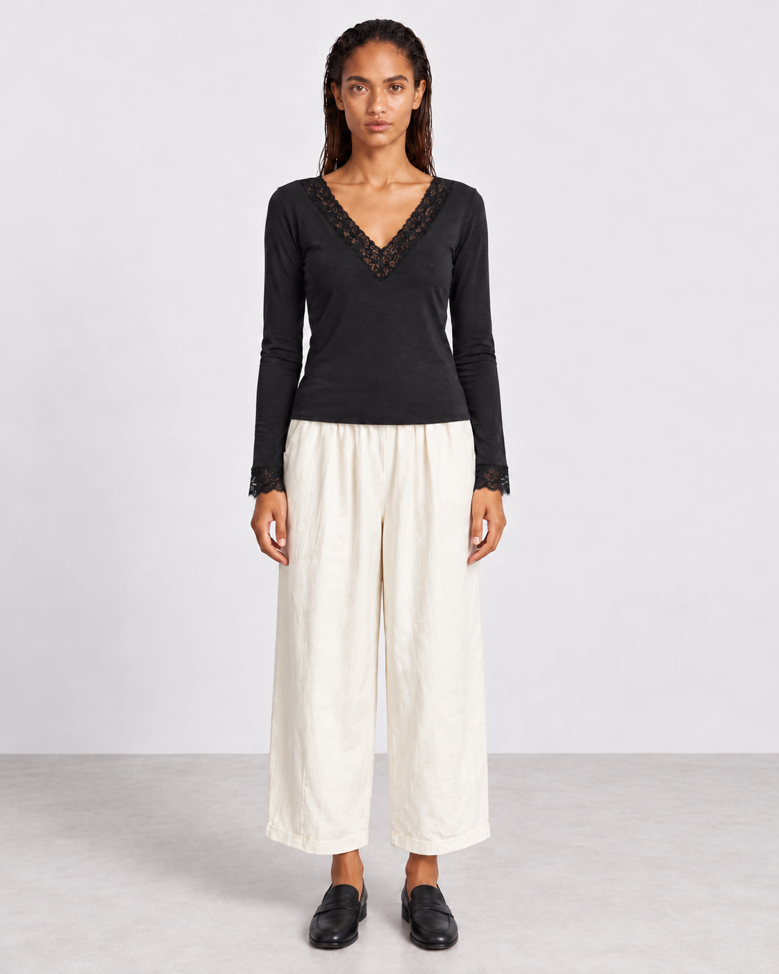 Seconde peau col V — Noir — porté de face avec Pantalon Auguste écru