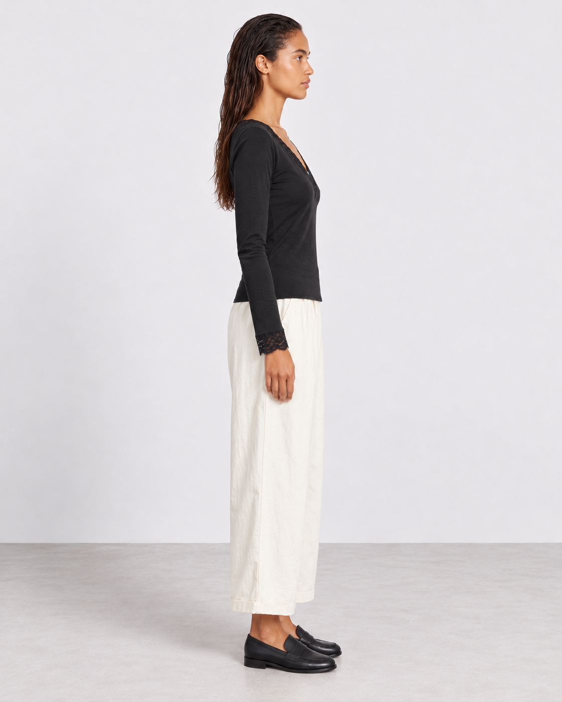 Seconde peau col V — Noir — porté de profil avec Pantalon Auguste écru