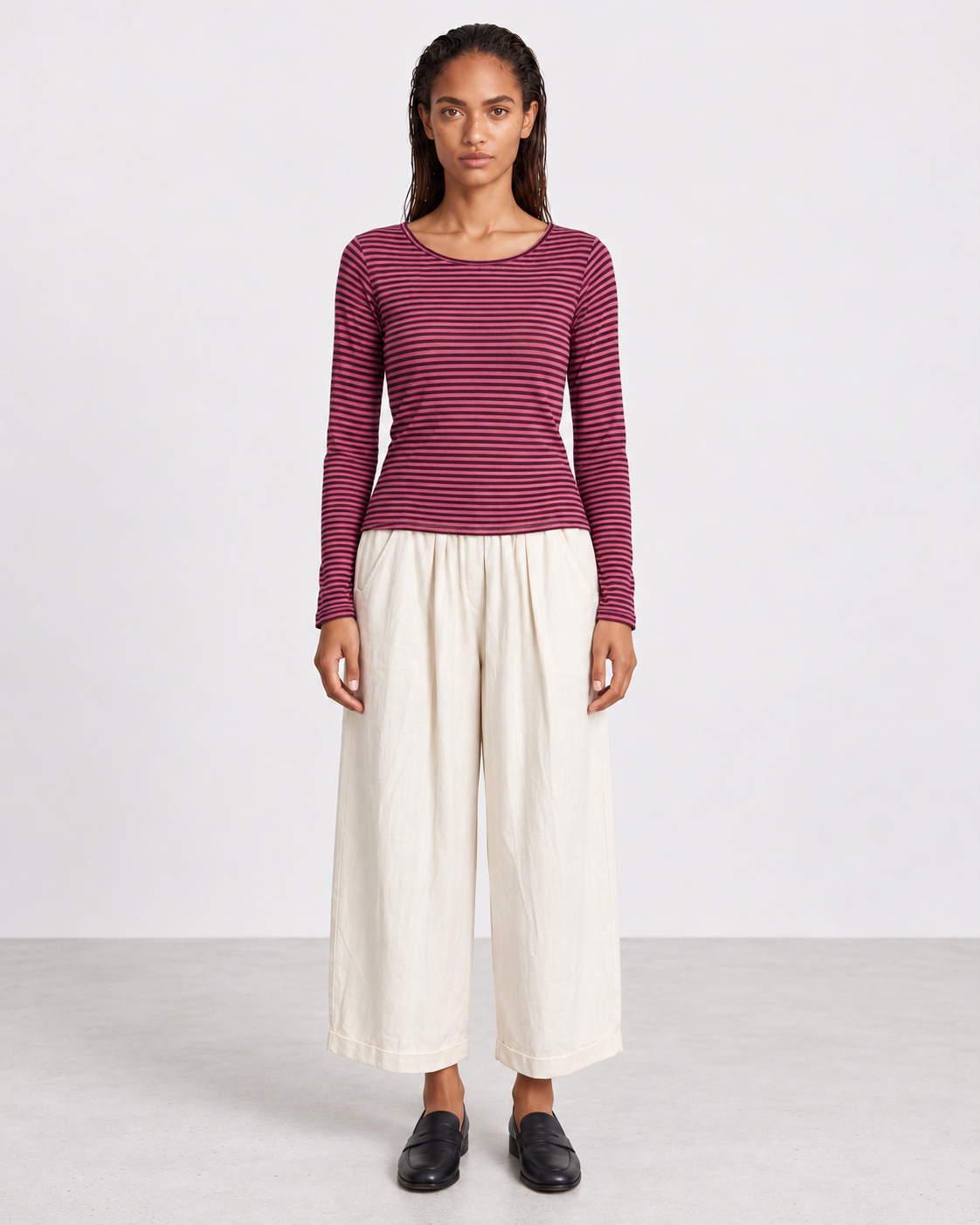 Seconde peau rayé — Rose & bordeaux — porté de face avec Pantalon Auguste écru