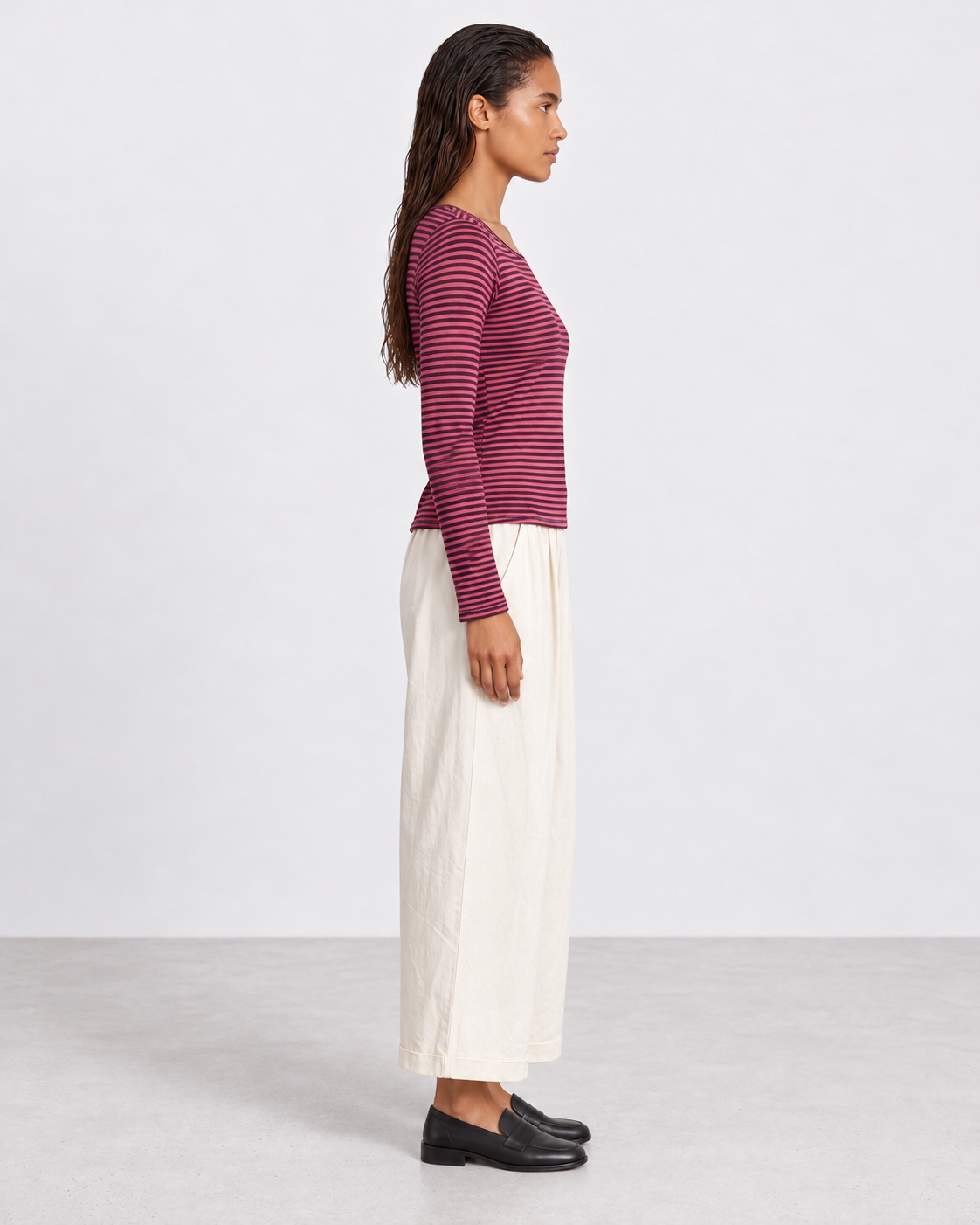 Seconde peau rayé — Rose & bordeaux — porté de profil avec Pantalon Auguste écru