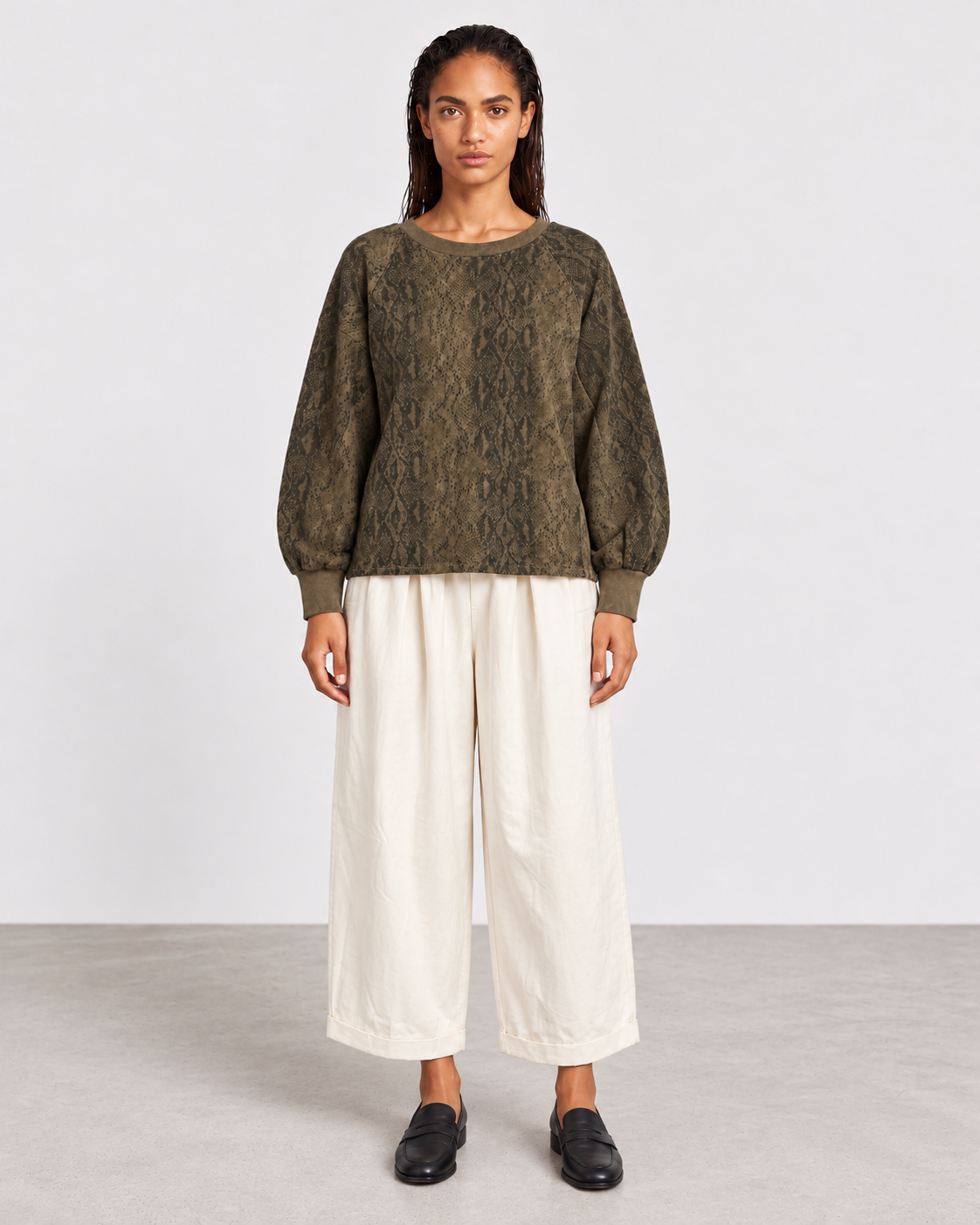 Sweat Python — Kaki hunter — porté de face avec Pantalon Auguste écru