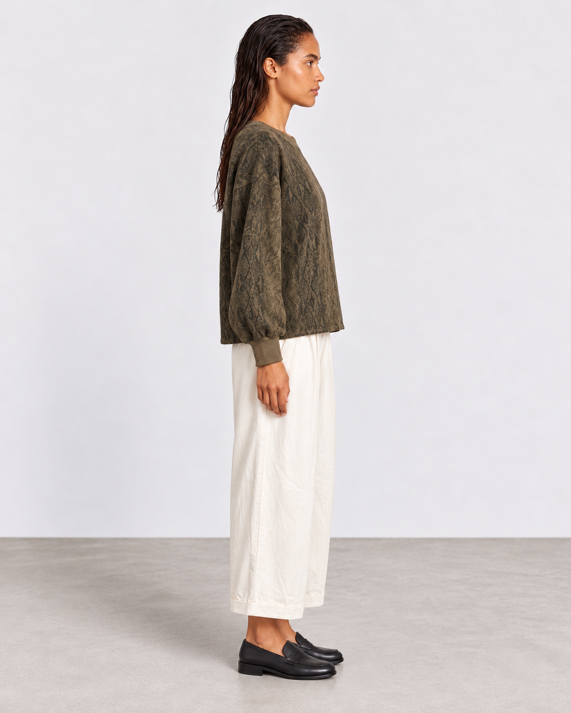 Sweat Python — Kaki hunter — porté de profil avec Pantalon Auguste écru