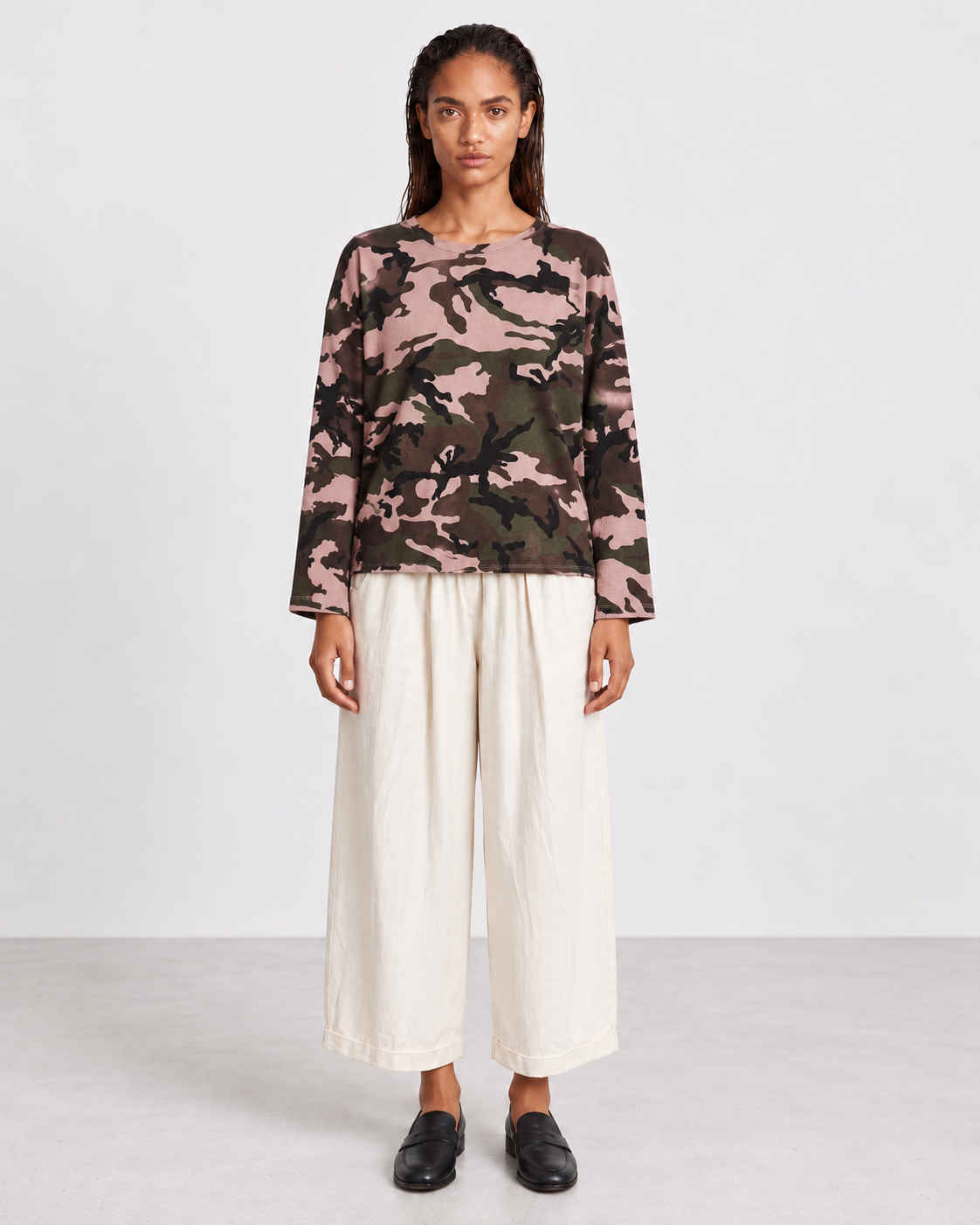 Tee-shirt Helena militaire — Rose & kaki — porté de face avec Pantalon Auguste écru