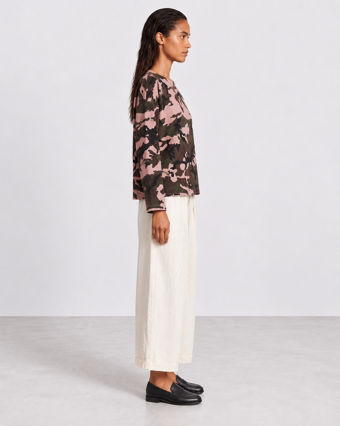 Tee-shirt Helena militaire — Rose & kaki — porté de profil avec Pantalon Auguste écru