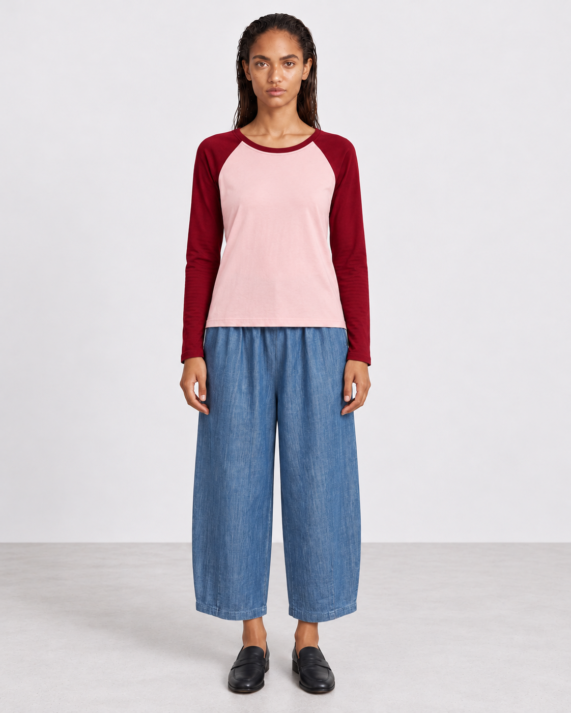 Tee-shirt Yankee — Rose & bordeaux — porté de face avec Pantalon Magic barrel denim medium