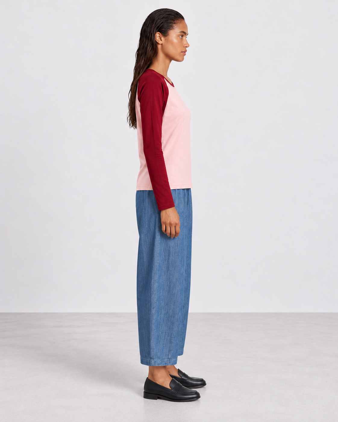 Tee-shirt Yankee — Rose & bordeaux — porté de profil avec Pantalon Magic barrel denim medium