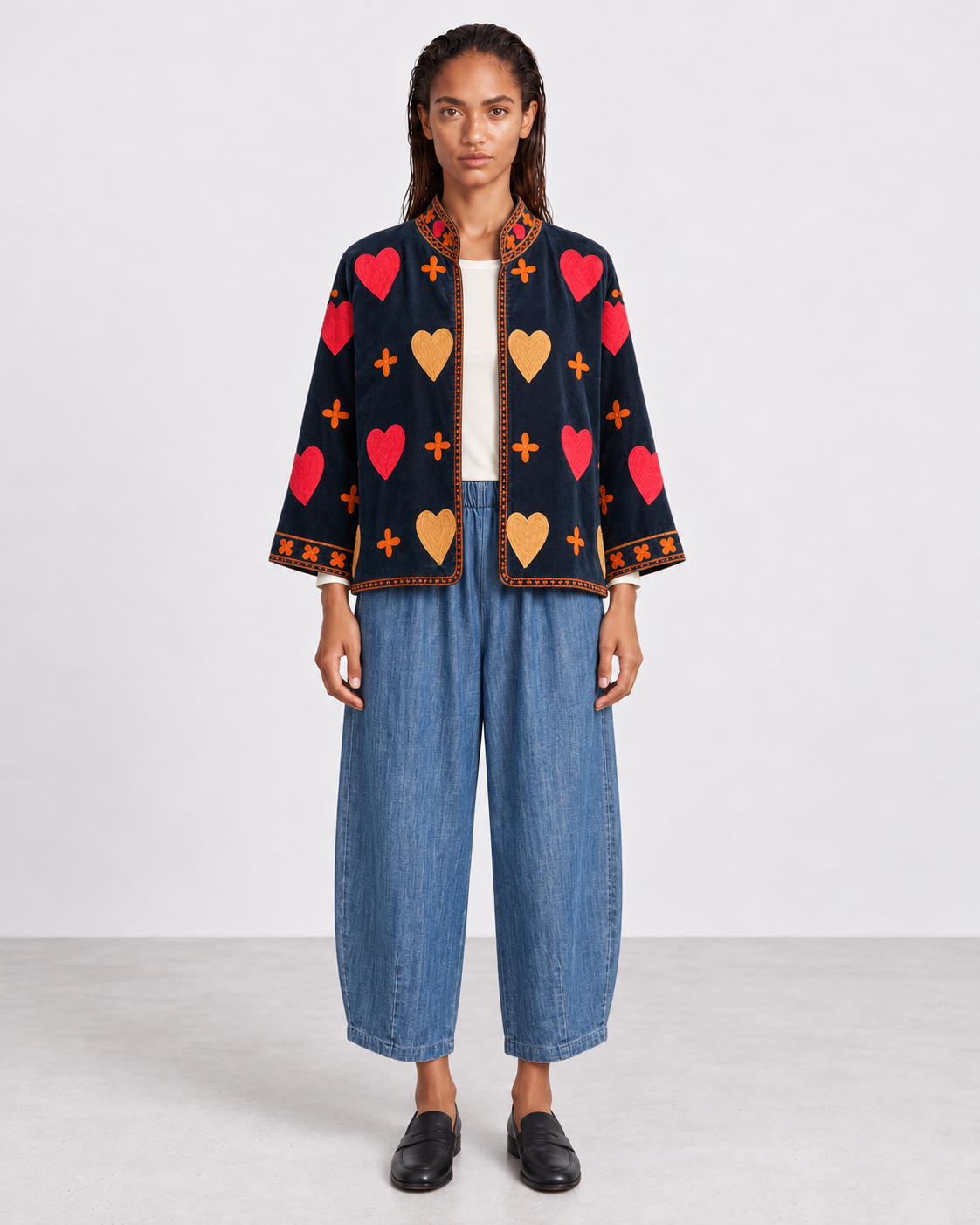 Veste Kimono Heart — Marine notte — porté de face avec Pantalon Magic barrel denim medium