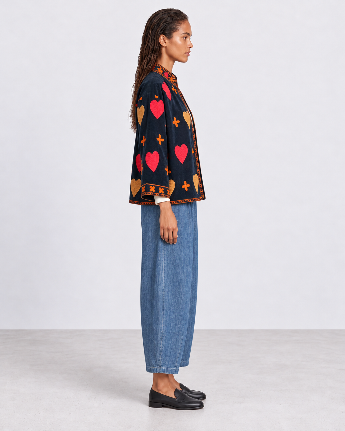 Veste Kimono Heart — Marine notte — porté de profil avec Pantalon Magic barrel denim medium