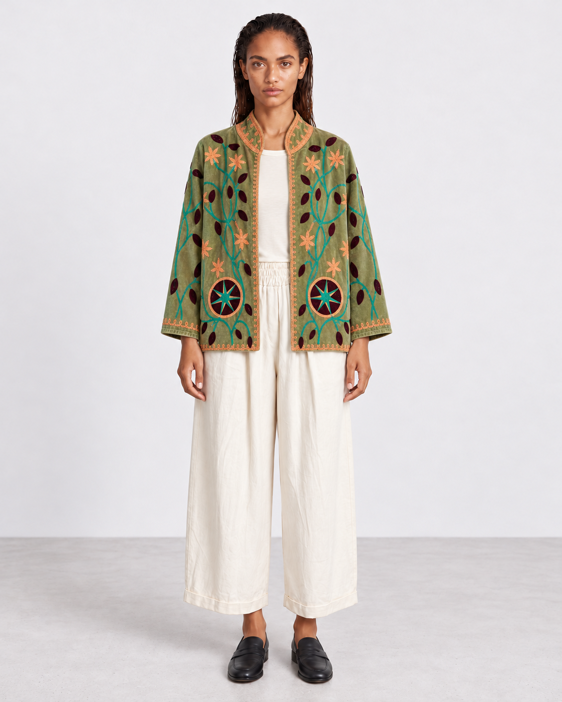 Veste Kimono Star — Kaki hunter — porté de face avec Pantalon Auguste écru