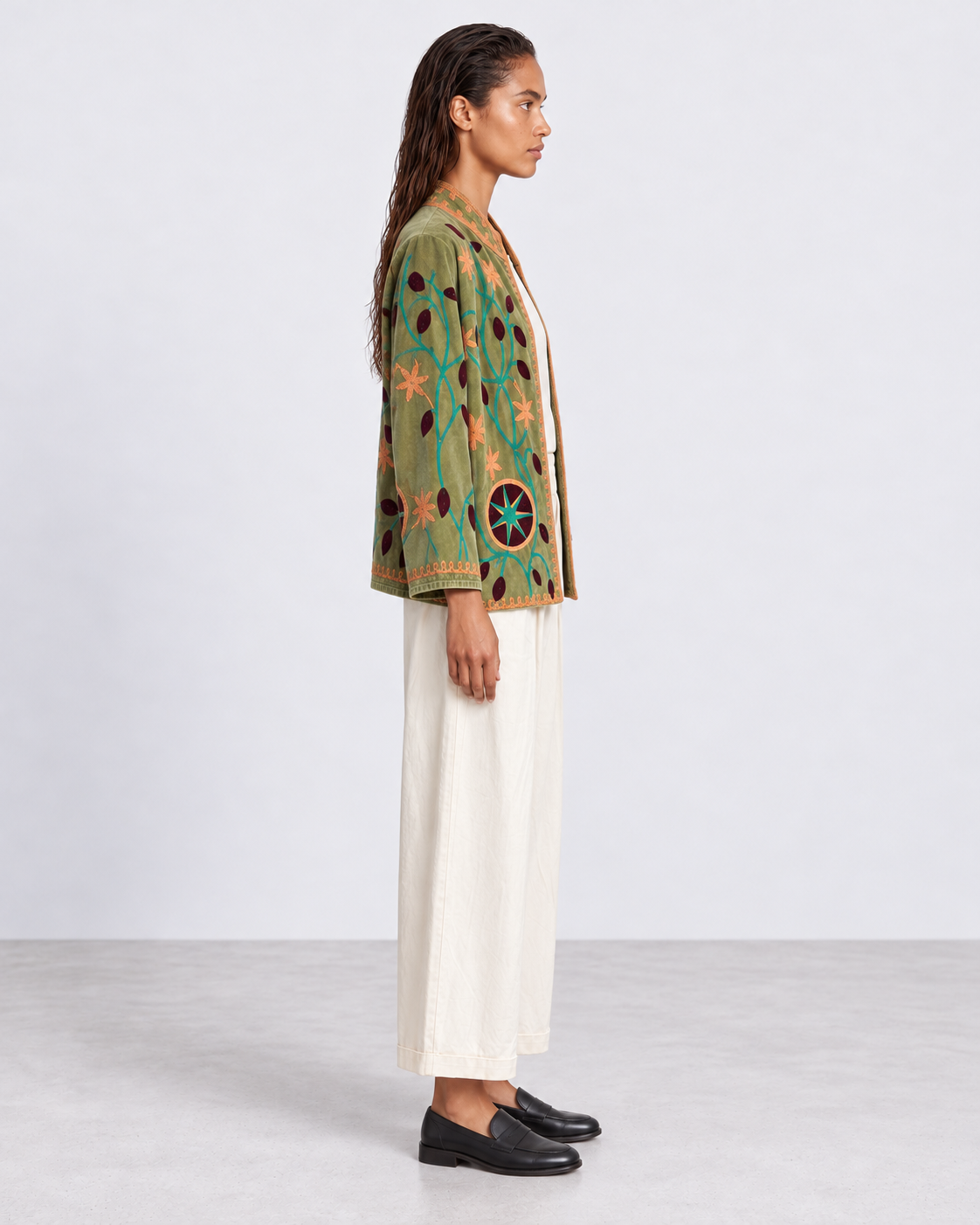 Veste Kimono Star — Kaki hunter — porté de profil avec Pantalon Auguste écru