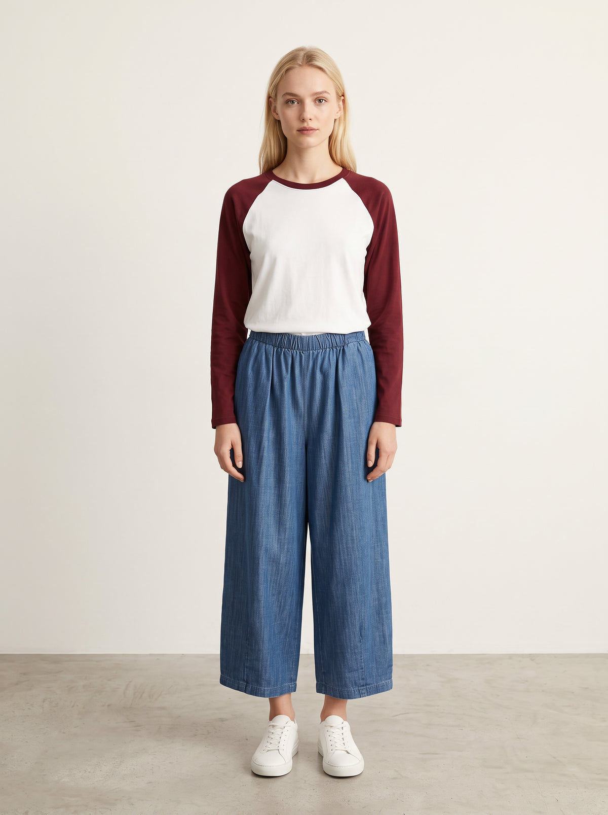 Tee-shirt baseball blanc et bordeaux porté avec le pantalon Magic barrel denim medium, vue de face