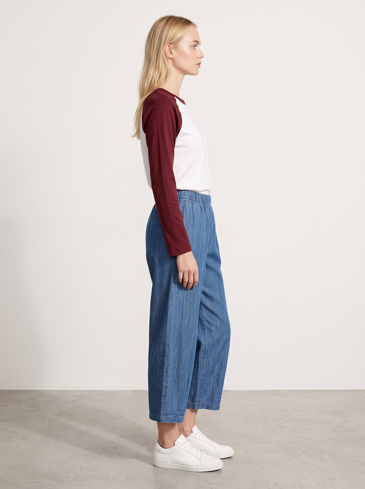Tee-shirt baseball blanc et bordeaux porté avec le pantalon Magic barrel denim medium, vue de profil