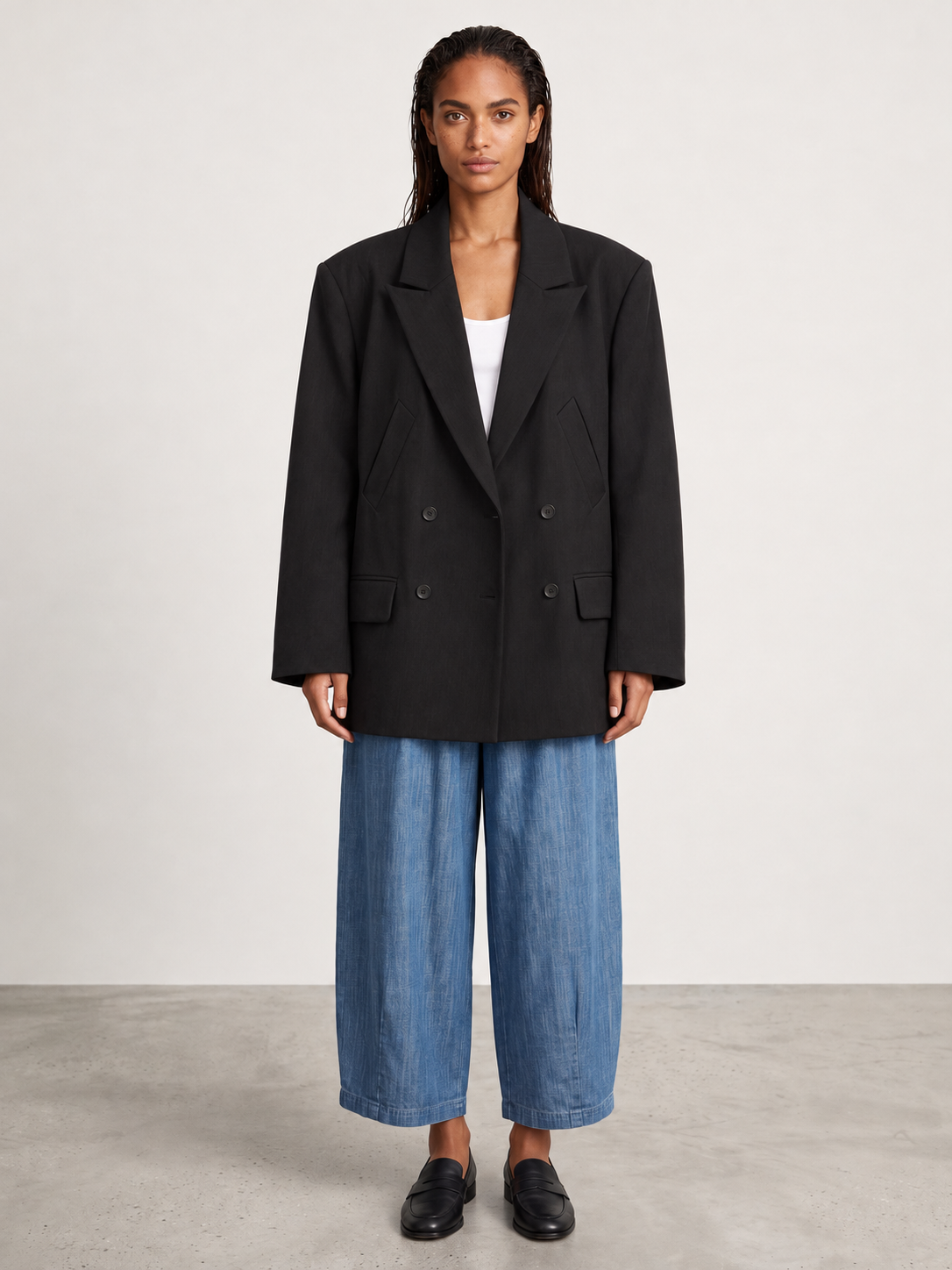 Blazer Over Noir porté de face avec le pantalon Magic barrel denim medium