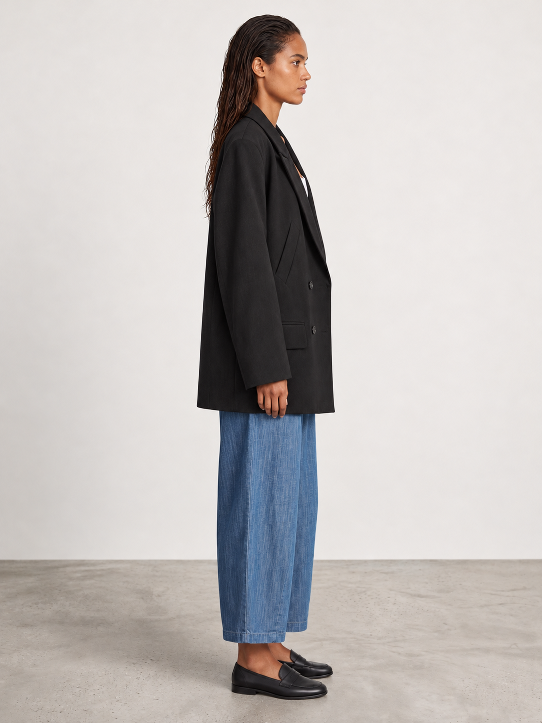 Blazer Over Noir porté de profil avec le pantalon Magic barrel denim medium