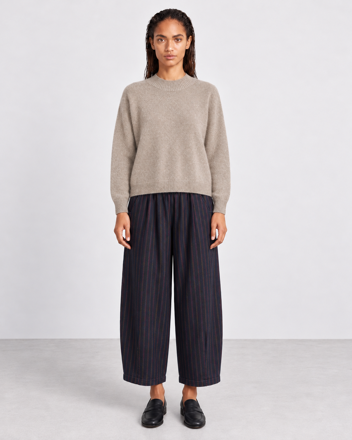 Pull Charlotte Taupe fango et Pantalon Auguste rayures Marine notte — porté en pied, face