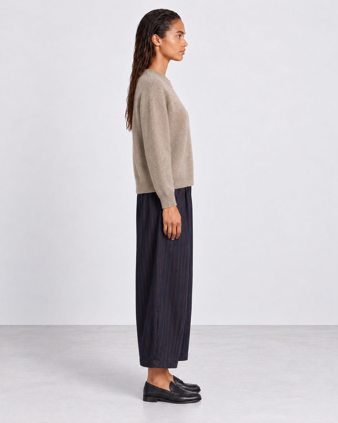Pull Charlotte Taupe fango et Pantalon Auguste rayures Marine notte — porté en pied, profil