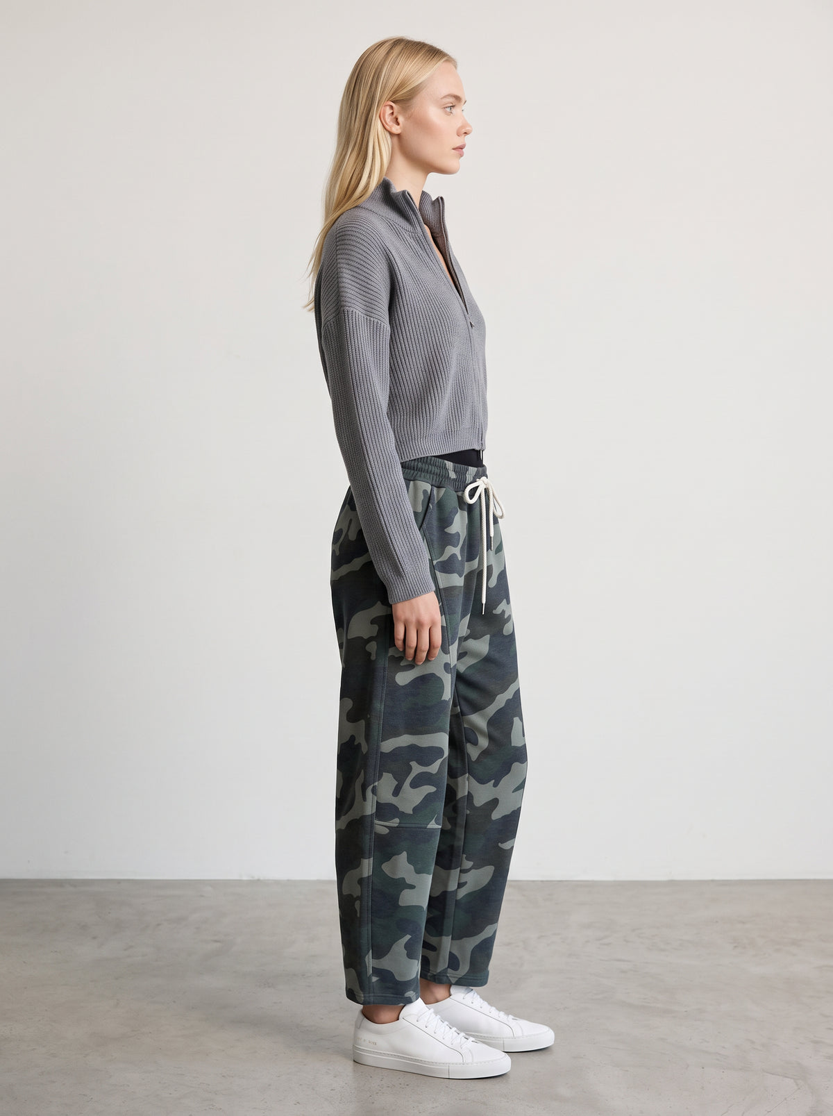Gilet Chill gris porté avec le Jog militaire, vue de profil